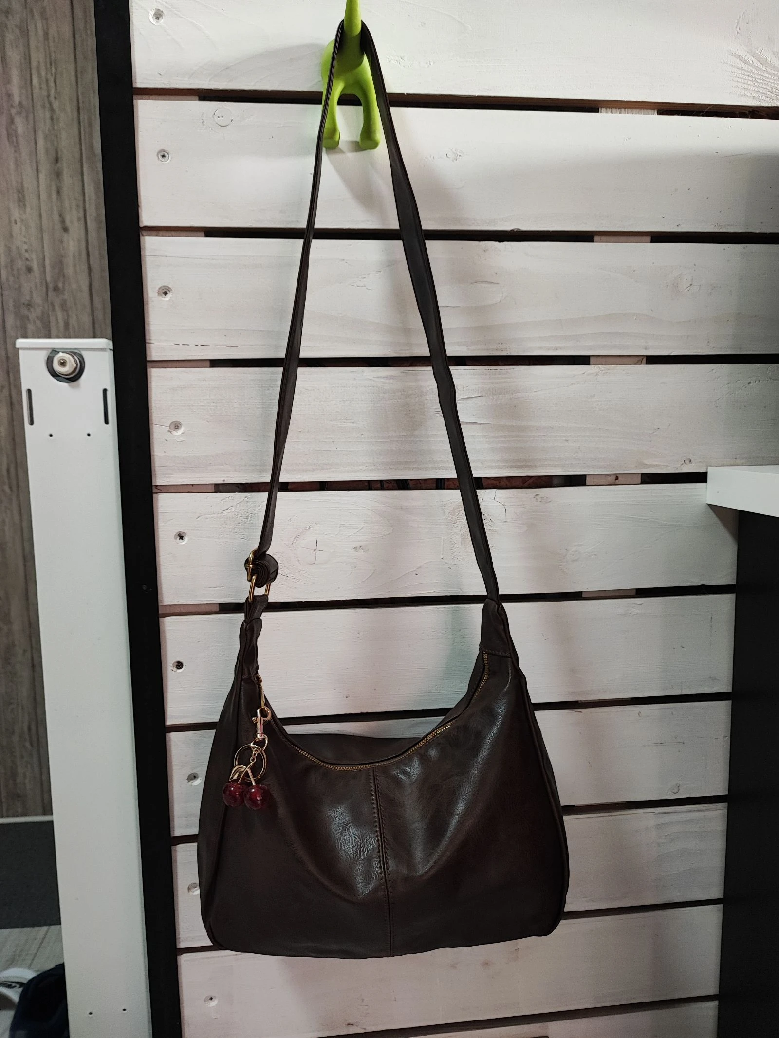 Bolso de cuero sintético marrón con bandolera ajustable y detalle de cereza – photo 2